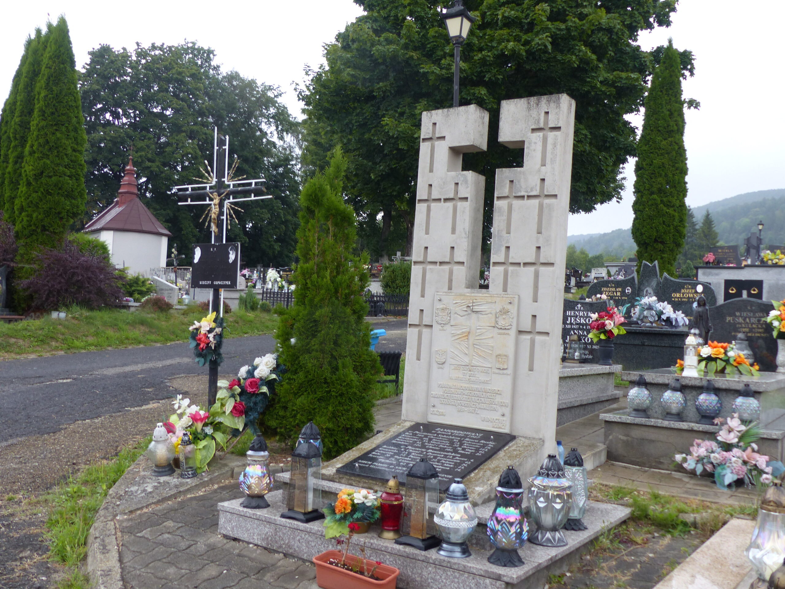 Zdjęcie przedstawia pomnik ofiar OUN-UPA stojący na cmentarzu w Ustrzykach Dolnych
